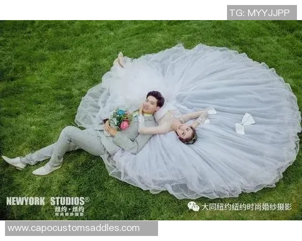 足球明星与模特妻子的甜蜜瞬间照片大赏展现他们的幸福生活与时尚魅力